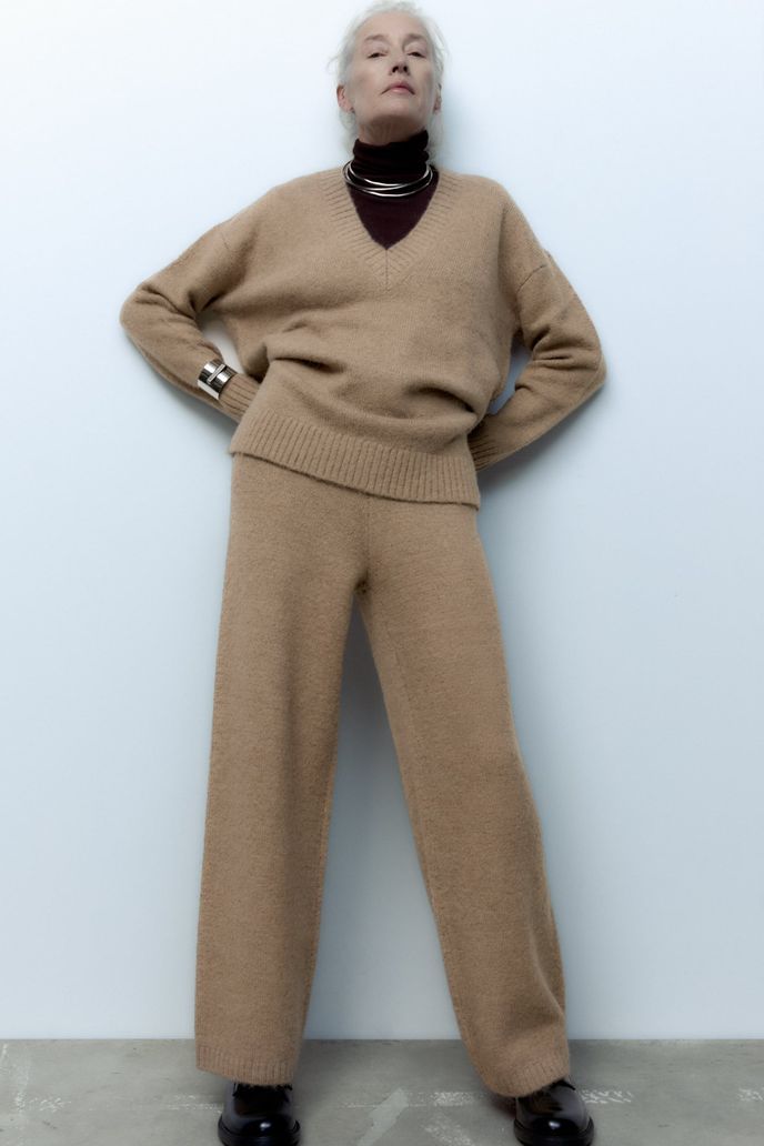 Svetr, 999 Kč, kalhoty, 799 Kč, Zara, zara.com Svetr, 999 Kč, kalhoty, 799 Kč, Zara, zara.com
