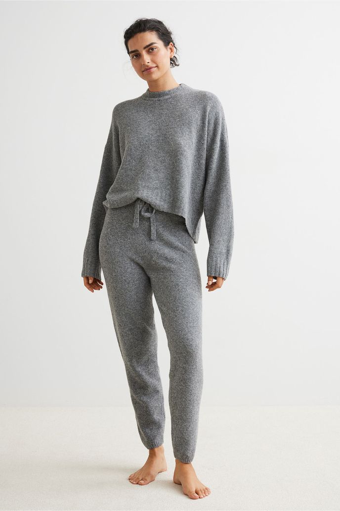 Svetr a kalhoty, H&M, obojí 749 Kč, hm.com Svetr a kalhoty, H&M, obojí 749 Kč, hm.com
