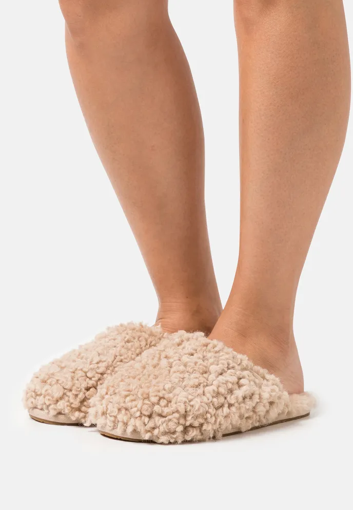 Pantofle s beránkem, Ugg, 2990 Kč, zalando.cz Pantofle s beránkem, Ugg, 2990 Kč, zalando.cz