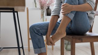 Bolest a otoky nohou mohou být příznakem vážné nemoci. Jaké jsou první varovné signály?