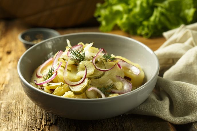 Nejrychlejší bramborový salát s cibulí a okurkami