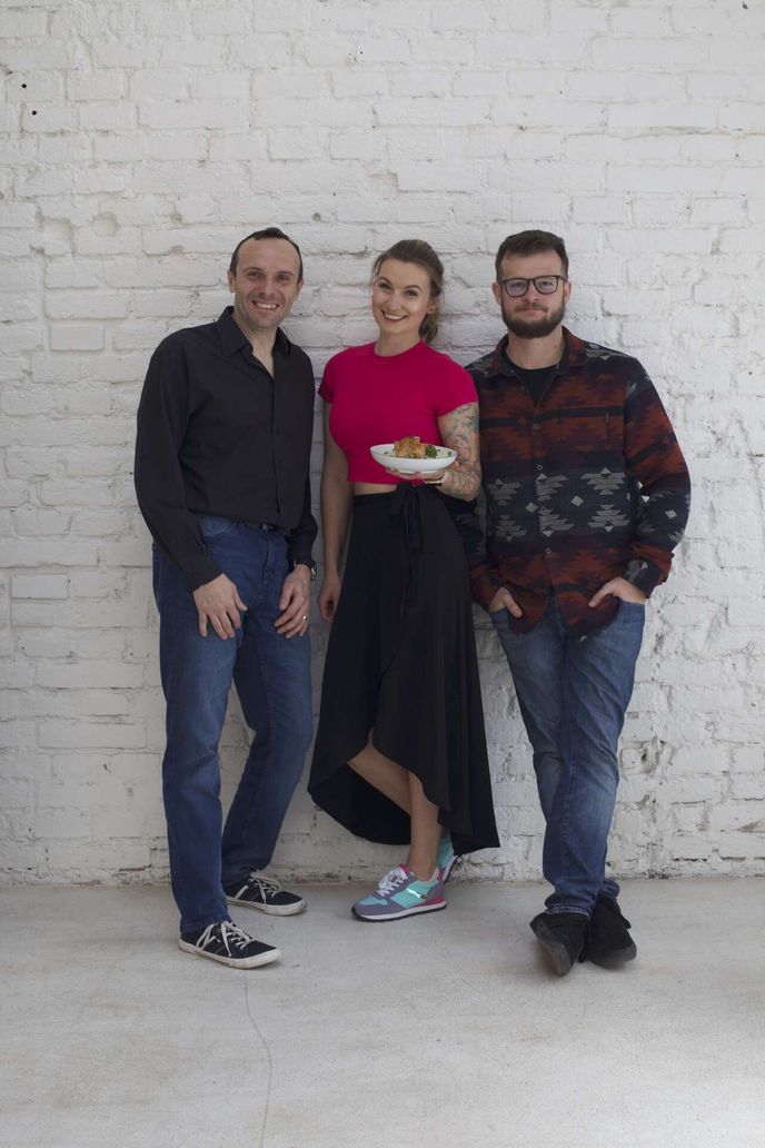 Zleva Lukáš Vrána z The 1:1 Diet, šéfredaktorka Diety Marie Makovská a šéfredaktor F.O.O.D.u Jirka Hilgart. Zleva Lukáš Vrána z The 1:1 Diet, šéfredaktorka Diety Marie Makovská a šéfredaktor F.O.O.D.u Jirka Hilgart.
