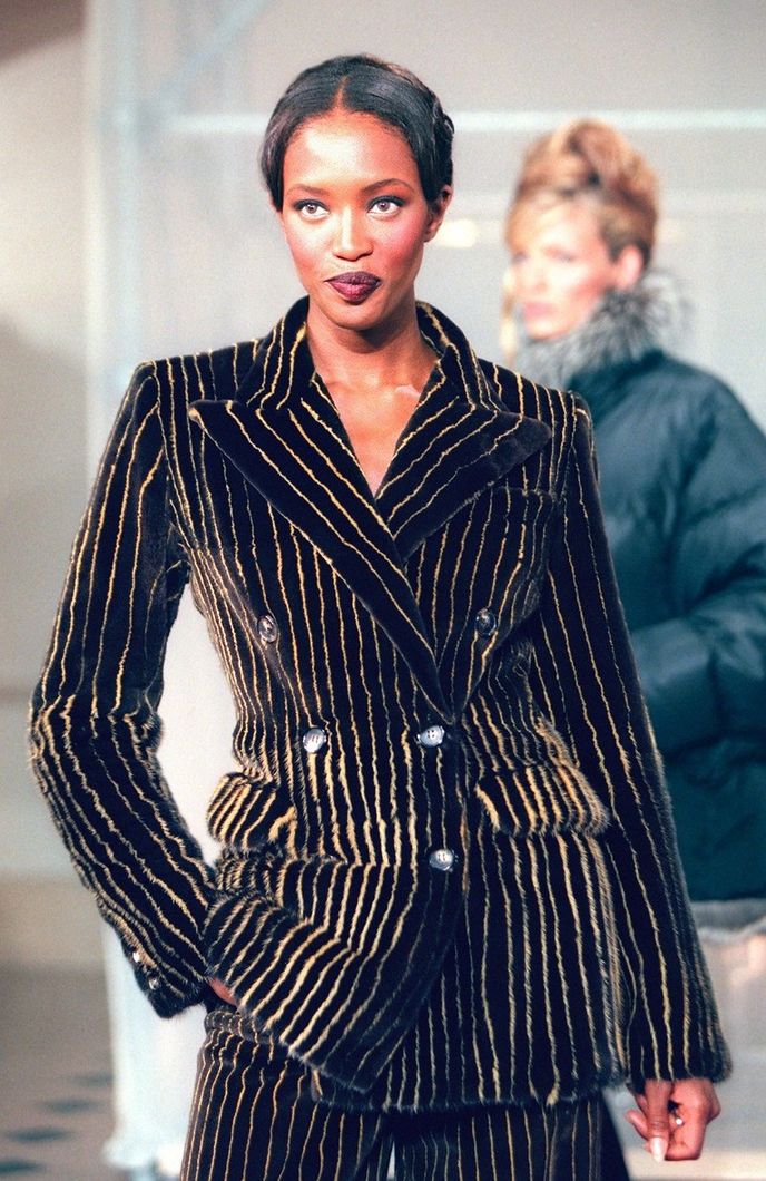 Své oblíbené proužky zasazoval Gaultier i do kolekcí haute couture (90. léta).