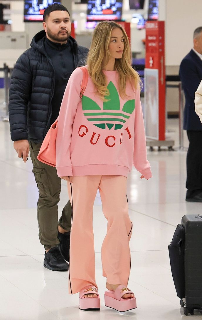 Margot Robbie nevypadává z role ani na letišti – zde v outfitu Gucci. / Zdroj: Profimedia.cz