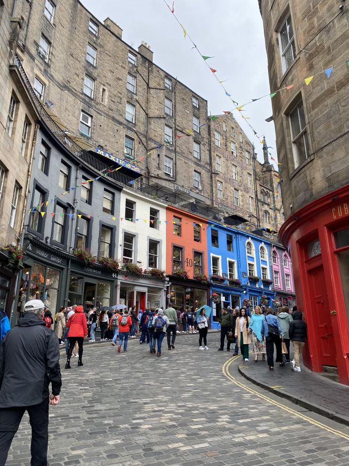 Victoria Street v Edinburghu se stala inspirací pro J.K. Rowling při psaní Harryho Pottera. Podle tohoto místa vznikla Příčná ulice. / Zdroj: Kristýna Dobeš Moučková