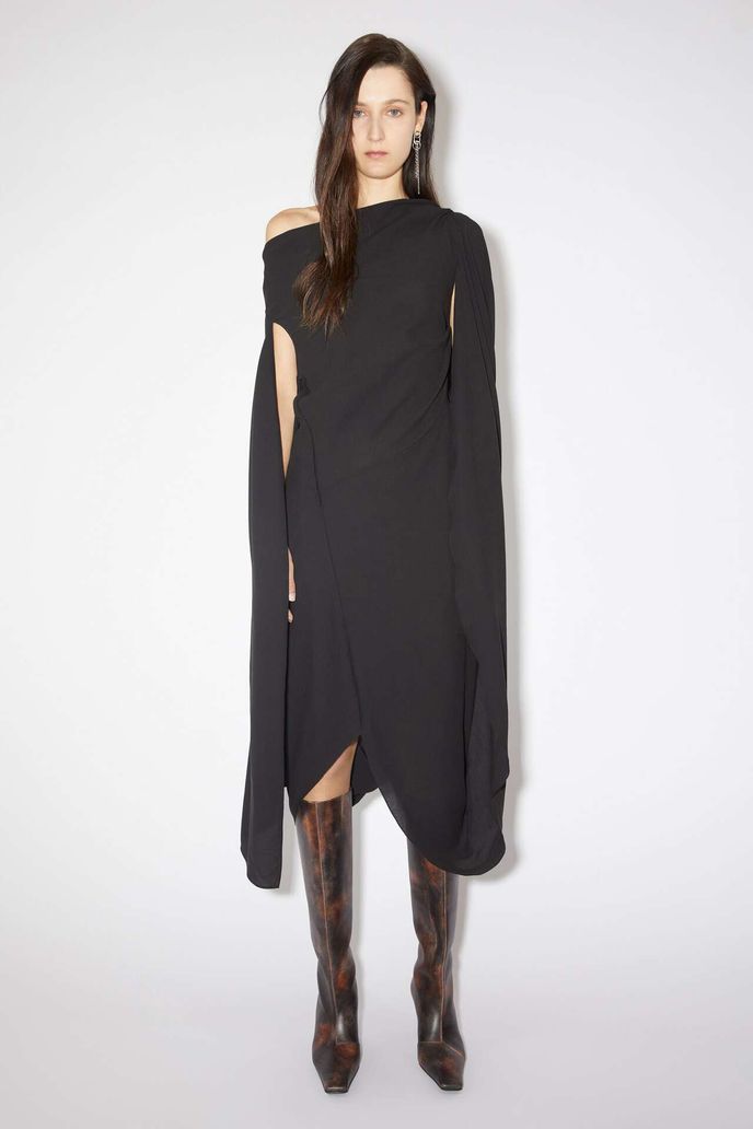Šaty, Acne Studios, 650 eur, acnestudios.com / Zdroj: Archiv firem Šaty, Acne Studios, 650 eur, acnestudios.com / Zdroj: Archiv firem