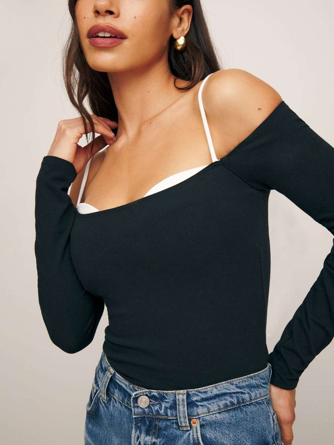 Top, Reformation, 3750 Kč, thereformation.com / Zdroj: Archiv firem Top, Reformation, 3750 Kč, thereformation.com / Zdroj: Archiv firem