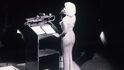 Marilyn Monroe si své vystoupení s písní Happy Birthday Mr. President náležitě užila.