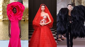 Trendy z haute couture: Romantika, které vévodí růže, sytě červená a prvky hororu