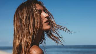 Letní vlasová rutina: 8 tipů jak pečovat o svou hřívu během horkých dnů