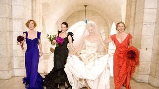 Obřad ve stylu Carrie, party à la Barbie: 5 trendů, které definují podzimní svatby
