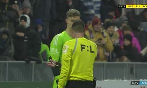 Pardubice - Sparta: Odvolaná penalta! Pavelka podrazil Solila ještě před vápnem