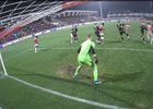 Pardubice - Sparta: Mukwelle docpal míč do sítě! Ale gól odvolán kvůli ofsajdu