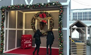 Vánoční trhy v Poznani: Návštěvníci si užívají mluvícího losa