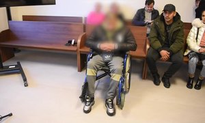 Petr L. (32) z Ostravy měl pobodat těhotnou přítelkyni. Skočil z okna a zůstal na vozíku