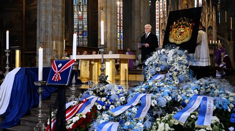 Schwarzenbergův pohřeb: Rakev se vydala na poslední cestu, mši zakončila hymna