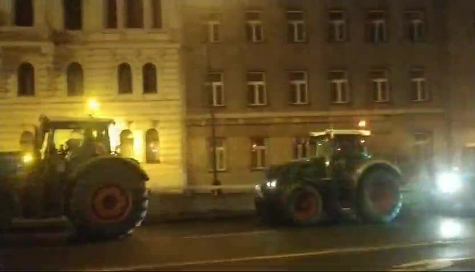 Velký protest zemědělců: Prahou se valí stovky traktorů