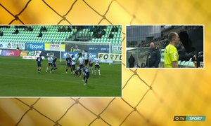 Karviná – Slovácko: Dávid Krčík zahrál ve zdi rukou a následovala penalta