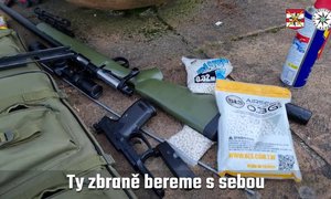 Policisté v Brně zadrželi dva opilce, kteří poblíž gymnázia manipulovali s airsoftovými zbraněmi.