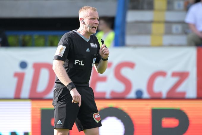 Fotbalový skandál ONLINE: Sudí Petřík se přiznal ke korupci, komise řeší i ligové hráče Fotbalový skandál ONLINE: Sudí Petřík se přiznal ke korupci, komise řeší i ligové hráče