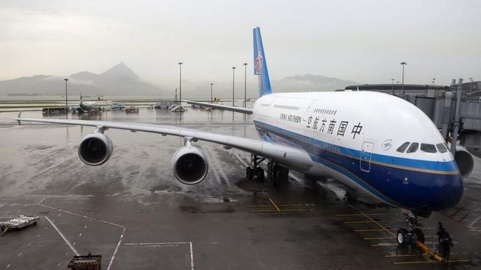 Airbus A380 aerolinek China Southern na letišti v Hongkongu