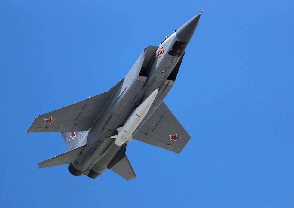 Ukázkový let pak předvedlo přes sedm desítek letounů a vrtulníků, včetně dvou nejnovějších stíhaček Su-57 a dvou bojových letounů MiG-31K s nejmodernějšími raketami Kinžal