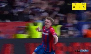 Plzeň - Slavia: Ogbu před sebou nechal volného Šulce, ten posílá Viktorii do vedení! 1:0