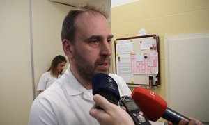Primář centrální laboratoře Krnovské nemocnice Jakub Ručka o novém systému potrubní pošty.