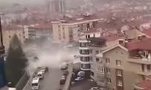 Silný vichr strhnul v Turecku minaret