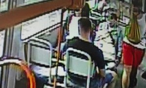 Zloděj v Brně okradl ženu v tramvaji.