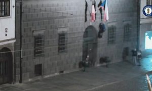 Muž lezl po zdi plzeňské radnice pro vlajku, následoval tvrdý pád. 