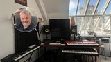 Podkrovní království moderátora Josefa Melena: Na pár metrech čtverečních má i domácí studio!