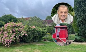 Chalupa Mojmíra Maděriče: Rozlehlá zahrada, designový kurník i tajemná cestička... Chalupa Mojmíra Maděriče: Rozlehlá zahrada, designový kurník i tajemná cestička...
