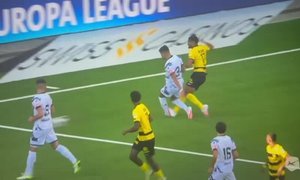 Vybraná sporná situace UEFA ze zápasu Bern - Lugano připomíná zákrok Mosese na Slámu. O faul se nejedná Vybraná sporná situace UEFA ze zápasu Bern - Lugano připomíná zákrok Mosese na Slámu. O faul se nejedná