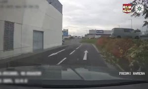 Bez SPZ, pod vlivem a ještě na kradené motorce: Mladík měl hlídce co vysvětlovat Bez SPZ, pod vlivem a ještě na kradené motorce: Mladík měl hlídce co vysvětlovat