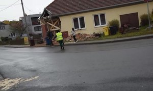 Autobus v Benešově na Blanensku se samovolně rozjel a naboural do domu Autobus v Benešově na Blanensku se samovolně rozjel a naboural do domu