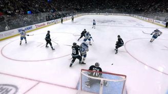 Vejmelka napodobil Haška! Vychytal jako první gólman v sezoně dvacátou výhru Vejmelka napodobil Haška! Vychytal jako první gólman v sezoně dvacátou výhru