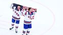 Bratři Brady (vlevo) a Matthew Tkachuk společně slaví olympijské zlato