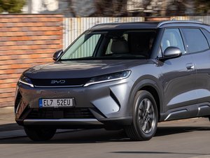 BYD vydělává více na exportu než doma. Prodeje nových aut v Číně konstatně padají