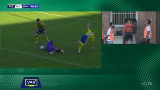 Správně odpískaná penalta s pomocí VAR před druhým gólem Bohemians Správně odpískaná penalta s pomocí VAR před druhým gólem Bohemians