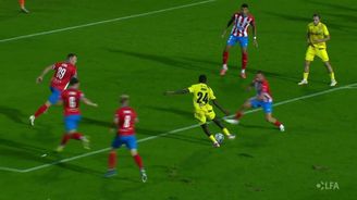 Hradec měl v zápase se Zbrojovkou kopat penaltu po faulu na Umara Hradec měl v zápase se Zbrojovkou kopat penaltu po faulu na Umara