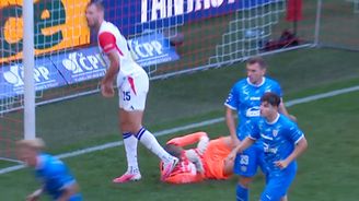 Moment, který vyvolal diskuze: Chorý patičkou dohrál souboj s brankářem Zbrojovky Moment, který vyvolal diskuze: Chorý patičkou dohrál souboj s brankářem Zbrojovky