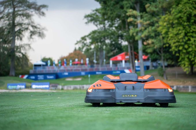 Husqvarna pomáhala chystat British Masters a zvládne i fotbalový trávník Husqvarna pomáhala chystat British Masters a zvládne i fotbalový trávník