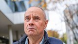 Petr (45) naletěl internetovým poradcům! Teď mu hrozí exekuce