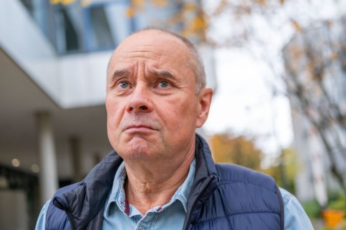 Petr (45) naletěl internetovým poradcům! Teď mu hrozí exekuce Petr (45) naletěl internetovým poradcům! Teď mu hrozí exekuce