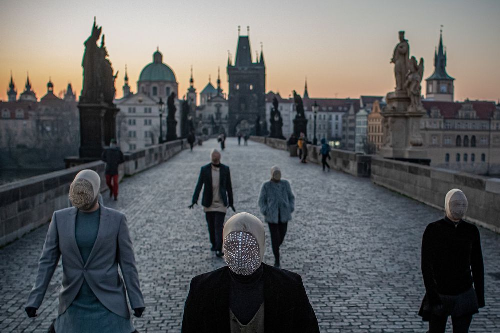 (Duben 2020) Pouliční umělci vystupují za východu slunce na Karlově mostě, Praha, 2. dubna 2020. Česká vláda uvalila karanténu ve snaze zpomalit šíření pandemické choroby COVID-19 způsobené koronavirem SARS-CoV-2.