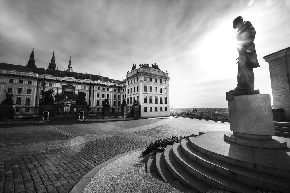 Duben 2020: T.G. Masaryk zůstal na jednom z nejnavštěvovanějších turistických míst úplně sám (Hradčanské náměstí, 16. března)