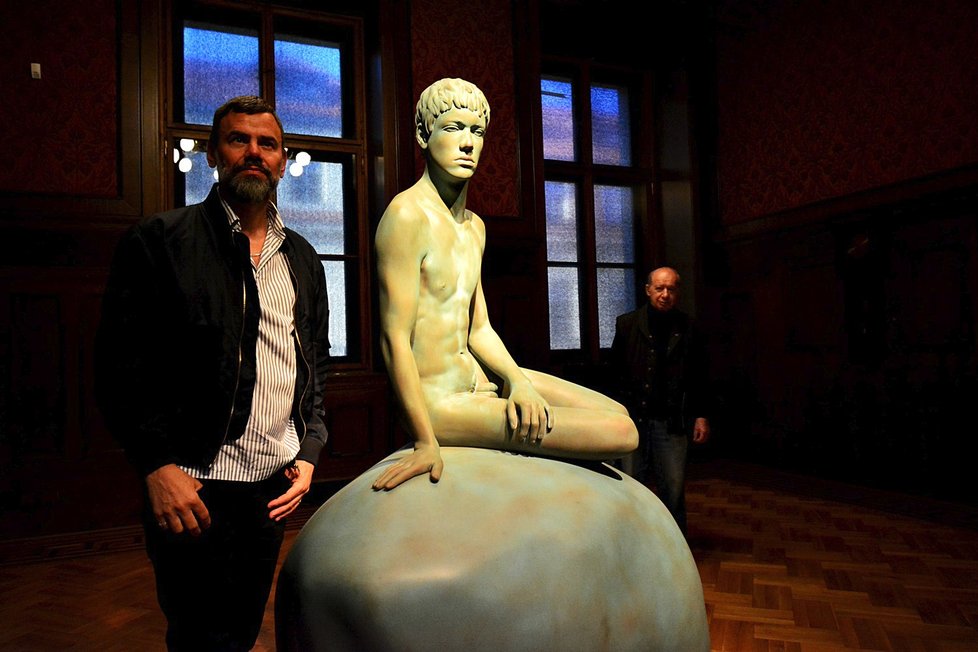 Sedmnáct světových umělců na A COOL BREEZE představuje nové pojetí sochařského námětu figury.