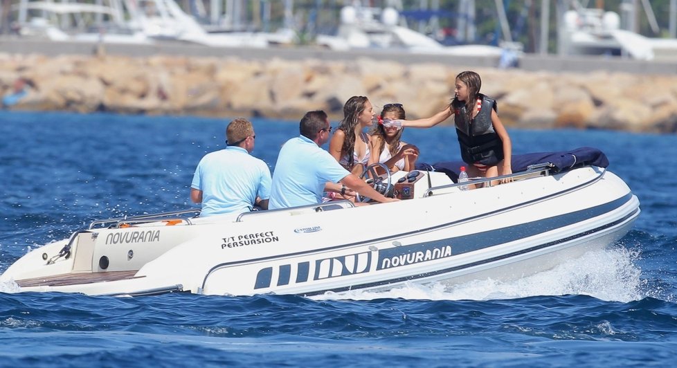 Stallone si s rodinou udělal výlet i na motorovém člunu