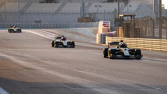 Jak závodí autonomní formule? Člověka překonaly v tréninku a předvedly souboj kolo na kolo Jak závodí autonomní formule? Člověka překonaly v tréninku a předvedly souboj kolo na kolo